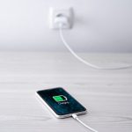手機充電接觸不良的解決方法：為你的充電孔與充電線來場大掃除！