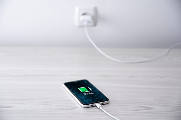 手機充電接觸不良的解決方法：為你的充電孔與充電線來場大掃除！